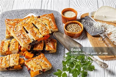 leveles tészta tekercsekkel díszített pite