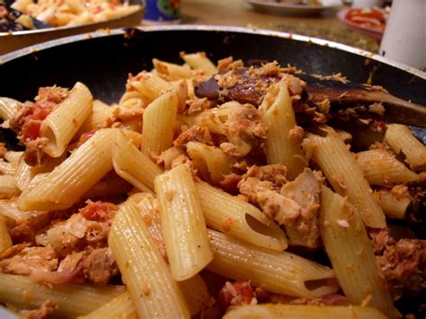 Zöldséges tonhalas penne tálalva