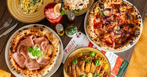 Olasz család pizzázik egy nápolyi étteremben