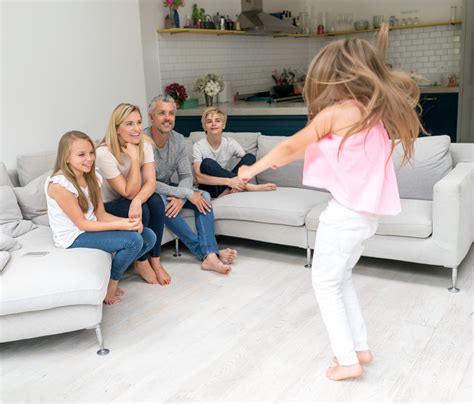 Család, amely társasjátékot játszik a nappaliban