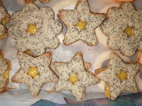Kész mákos linzer tojáslikőrös ganache-sal és porcukorral