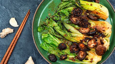 Brokkoli és pak choi egy tálban