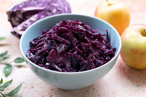 Kép a friss savanyú káposztáról egy tálban