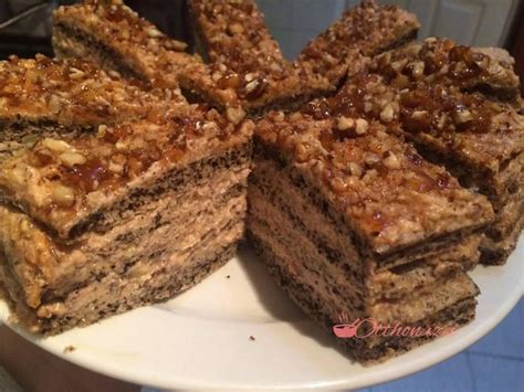 Dióval díszített grillázs torta szelet