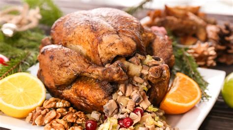 Jamie Oliver egy egészben sült pulykát díszít