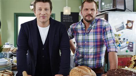 Jamie Oliver és Jimmy Doherty nevetnek a konyhában