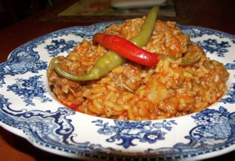 Rizses pörkölt tálban friss petrezselyemmel