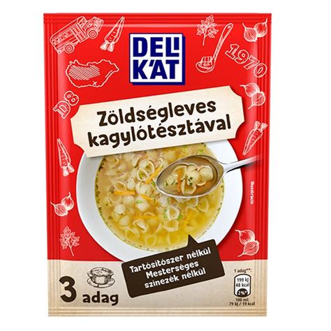 Tányéron lévő instant leves csomagolással