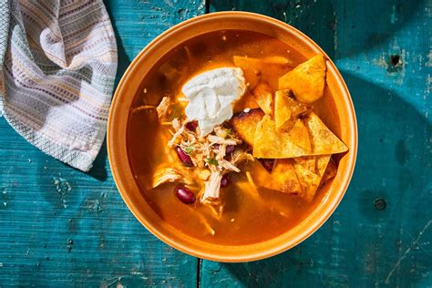 Tálalt mexikói marhahúsleves tortillachipsszel