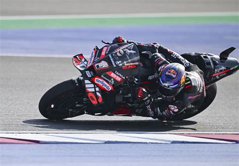 Aprilia motorversenyző egy kanyarban