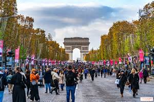 Champs-Élysées a tömegturizmus korában