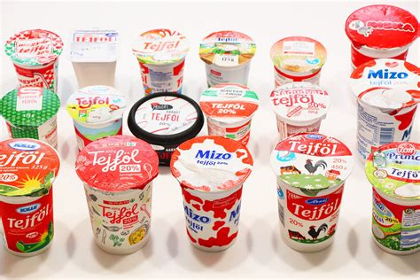 Különböző nemzetiségű tejföl és tejszín termékek