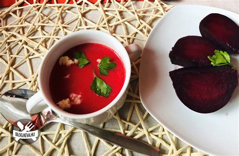 Tálalásra kész céklakrémleves pirított magvakkal