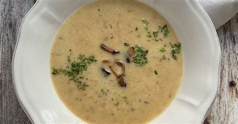 Tálalásra kész burgonyakrémleves pirított baconnal