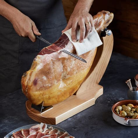 A jamón serrano szeletelésének eszközei