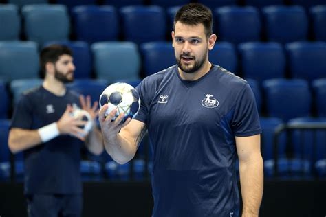 A férfi kézilabda Bajnokok Ligája trófeája egy modern sportcsarnok környezetében