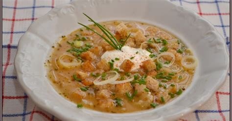 Makói hagymaleves tálalva
