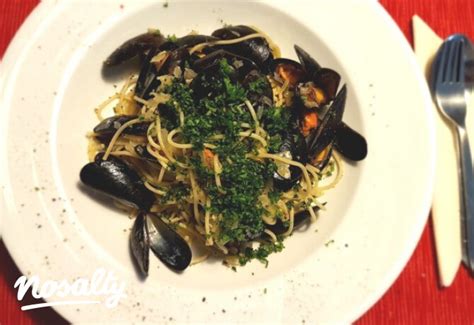 Fekete spagetti tálalva kagylóval