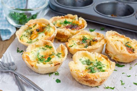 különböző ételek egy muffinformában sütve