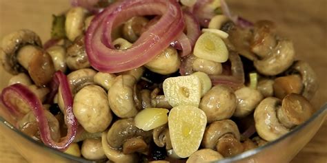 Serpenyőben piruló gomba kakukkfűvel és fokhagymával