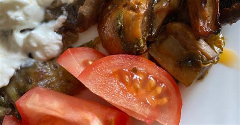 Tepsiben sült gomba paradicsommal és fokhagymával