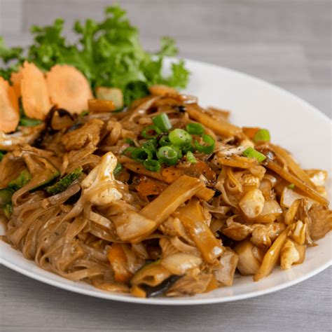 wokban sült üvegtészta zöldségekkel és csirkével