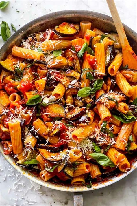 Pasta alla Norma egy tányéron