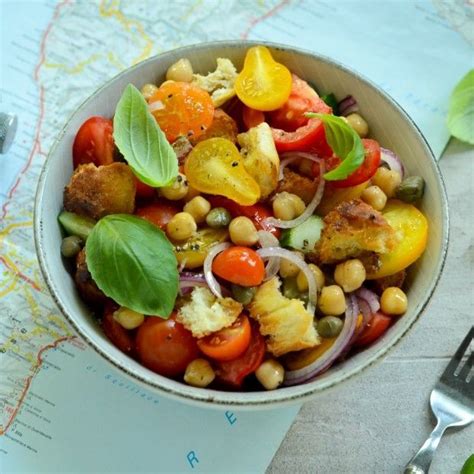 Panzanella saláta friss zöldségekkel