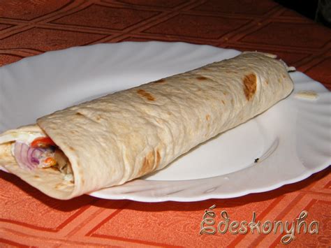 Felcsavart tortilla tekercsek tepsiben