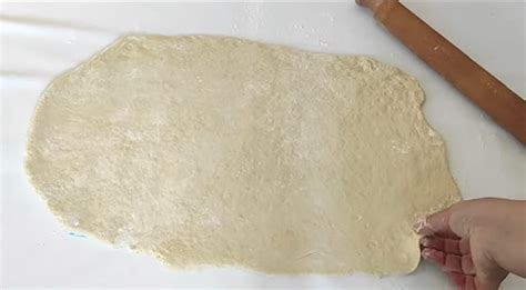 Pizzaséf tésztát nyújt