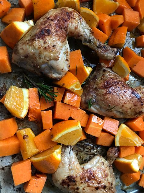 Friss alapanyagok: csirkecomb, sütőtök és koktélparadicsom a tepsiben