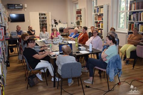 Baráti összejövetel egy hangulatos étkezőben
