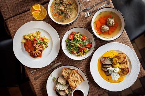 Elegánsan megterített asztal gyertyákkal és virágokkal