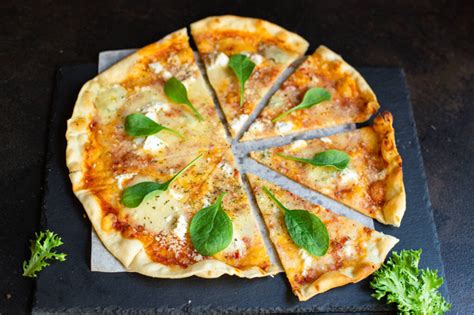 Ízletes pizza a tányéron