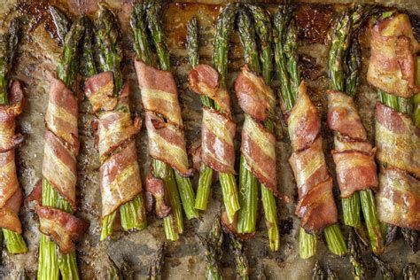 Baconbe tekert spárga tepsiben, sütés előtt