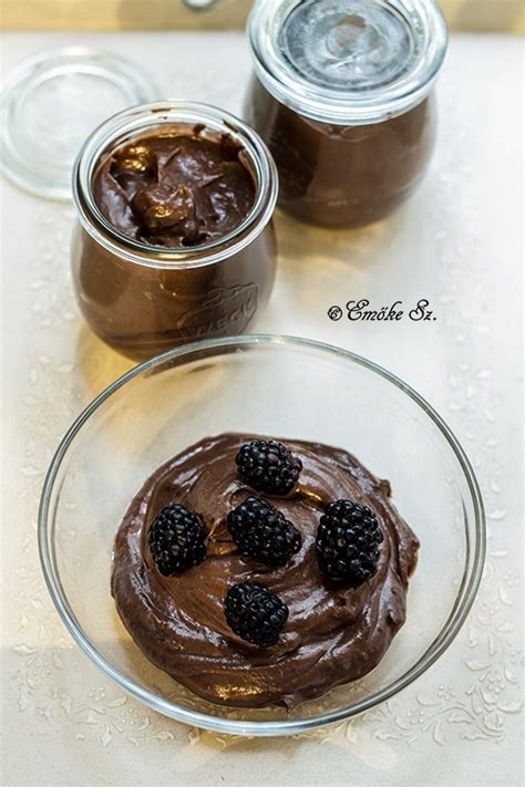 Csokoládé puding gyümölcsökkel