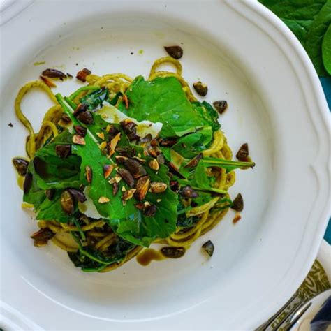 Tálalt spagetti fehérboros gombaszósszal és friss petrezselyemmel