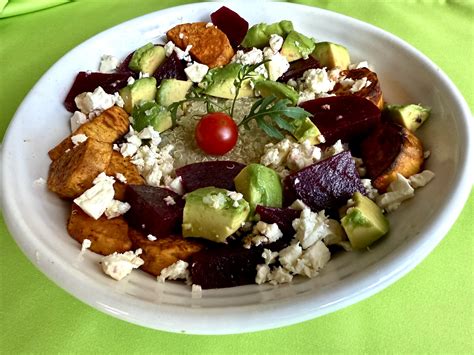 Cékla, fokhagyma és feta sajt egy tálban
