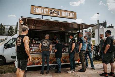 Smokey Monkies pékség logó és néhány pékáru