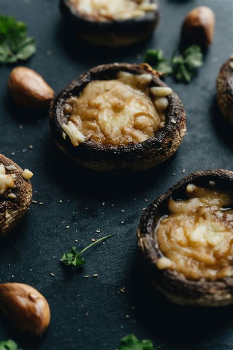 grillezett gombák fűszerezés közben