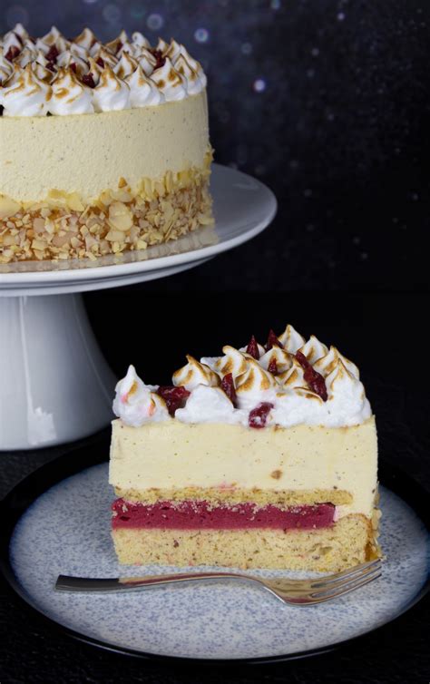A kész torta átadása: a boldog pillanat örökítése