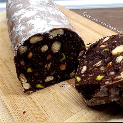 házi készítésű csokiszalámi szeletelve, dióval és kekszdarabokkal
