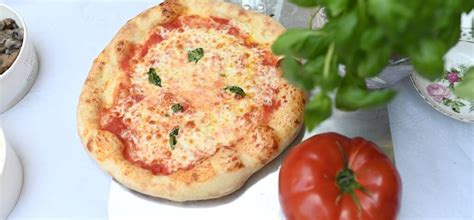 család együtt pizzát készít