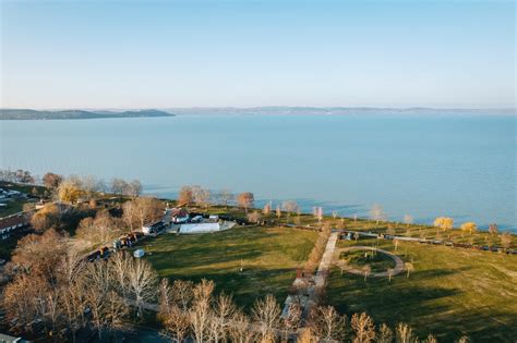 Zamárdi látképe és a Balaton közelsége a vendéglátóhely környékén