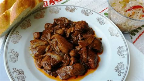 szalonnába tekert csirkemáj darabok sütés előtt a tepsiben