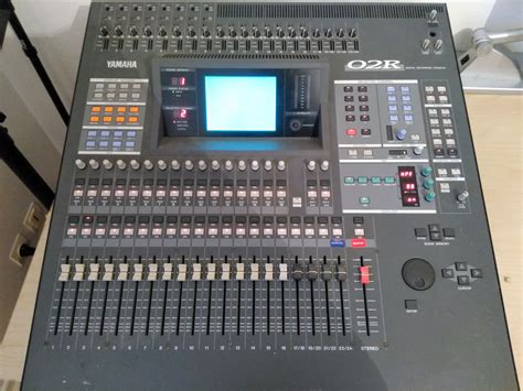 A Yamaha 02R hátlapi bővítőhelyei és csatlakozói