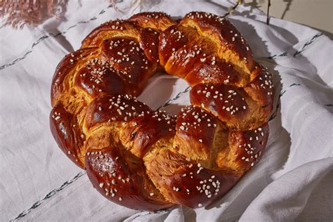 fonott kalács tálalása ünnepi asztalon