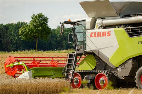modern mezőgazdasági gépek kiállítása egy csarnokban