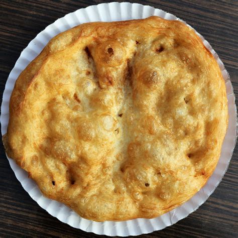 Lángos és palacsinta egy tányéron