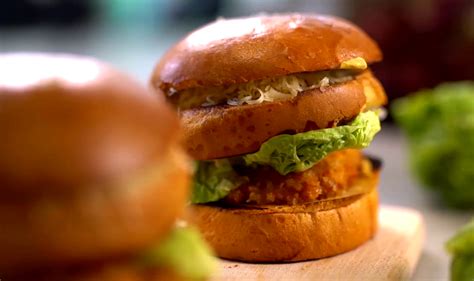egy ínycsiklandó, frissen grillezett házi hamburger közelről